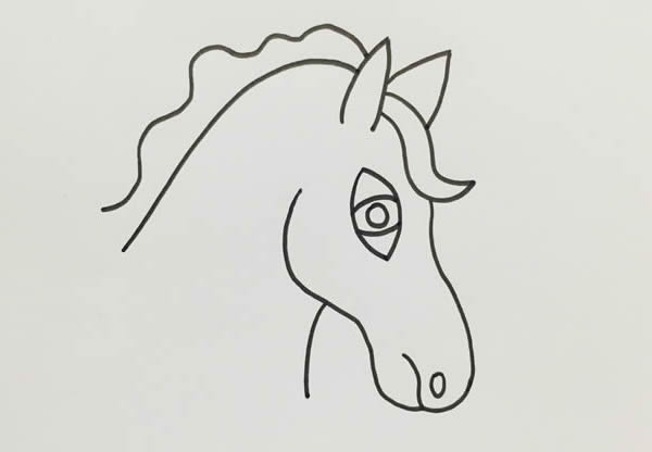 步骤一:首先画出马头的侧面基本轮廓,接着将它的一只眼睛画出来,再