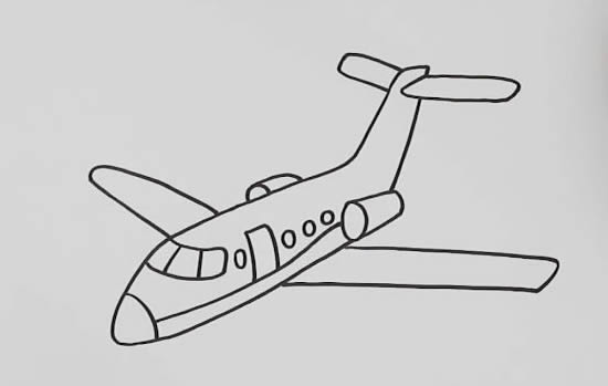 步骤一:先画出飞机的机身轮廓,尾巴画上发动机和尾翼.