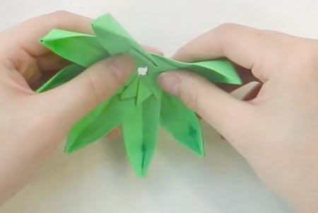 折纸莲花灯的制作方法 手工折纸-第8张